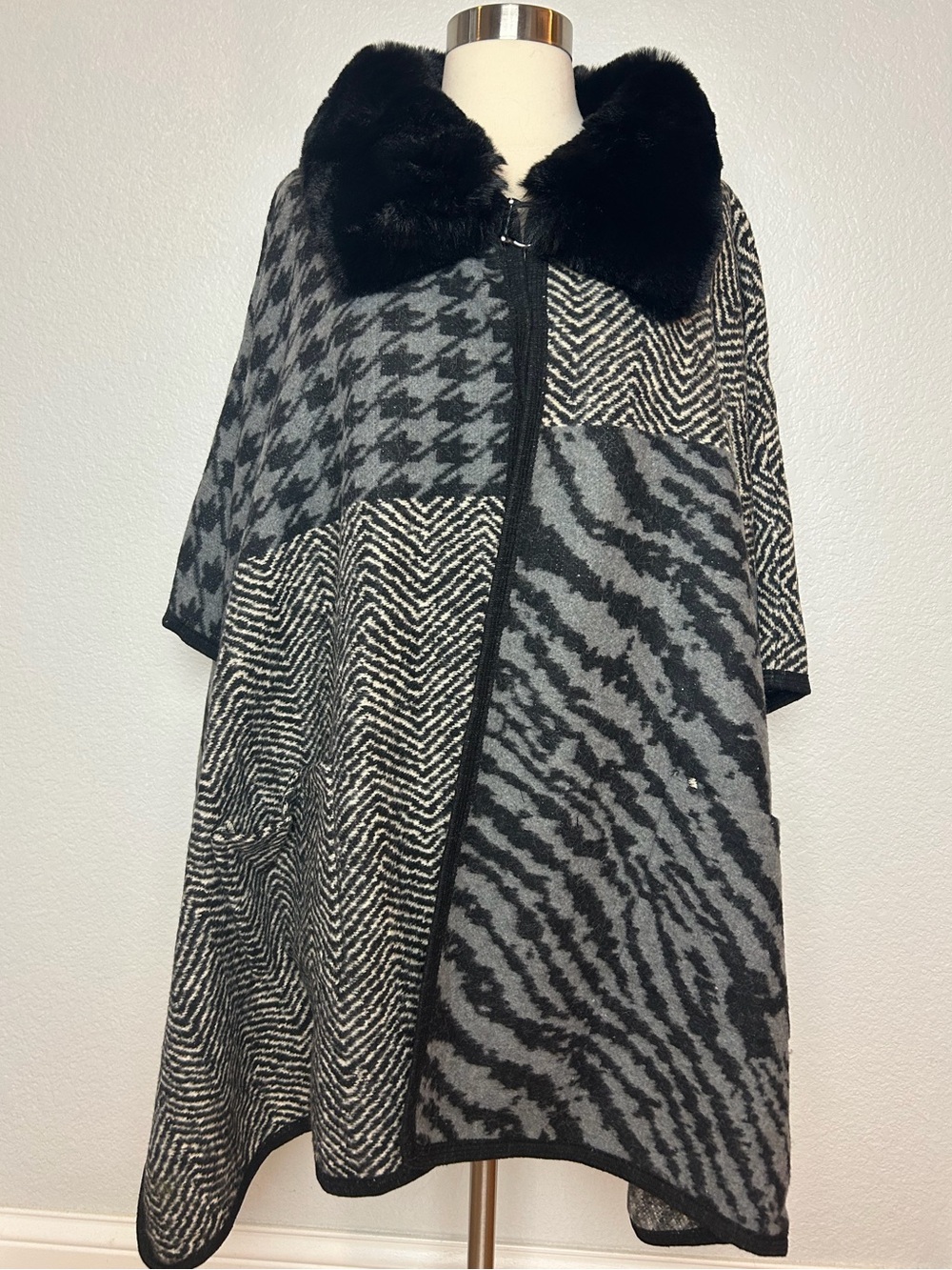 Poncho Cape Coat Womens One Size Fit Most Faux Fur Collar Black Gray Pockets NEW